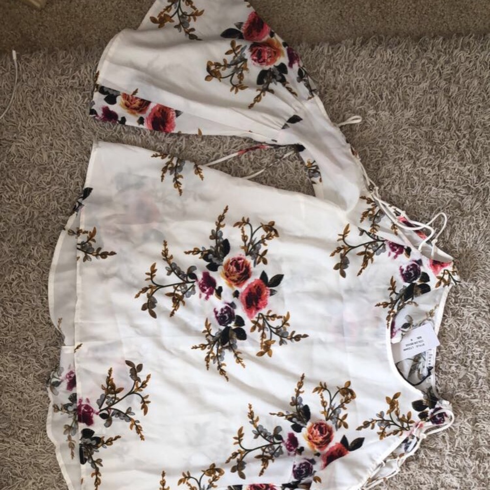A beautiful blouse, NEVER BEEN USED!